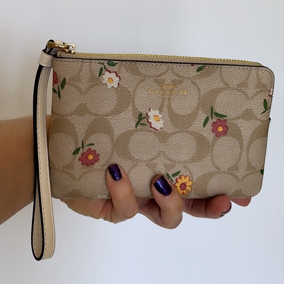 Coach Handbags - NWT💃Coach Corner Zip Wristlet In Signature Canvas With Nostalgic Ditsy Print